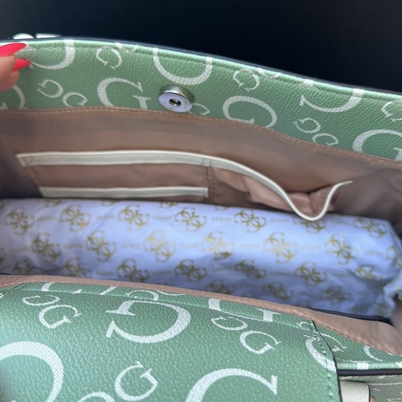 New GUESS Oak Park Logo Carryall - Picture 9 of 13